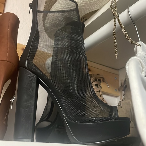 Size 6.5 boots - Picture 1 of 4